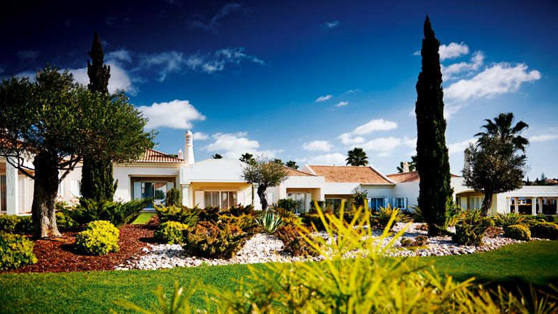 Vale de Oliveiras lägenhetshotellet pryds av många vackra trädgårdar